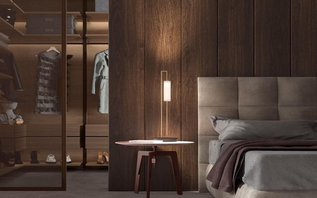 Espacio de dormitorio con vestidor semiabierto en madera y puerta corredera con textura vertical