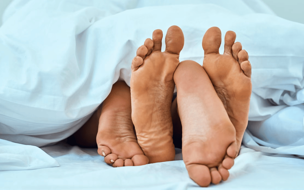 quatres pieds sortent du drap