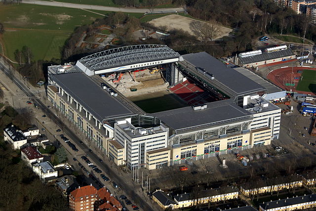 FC Kopenhagen Stadion von oben mit Spielfeld und Tribünen.