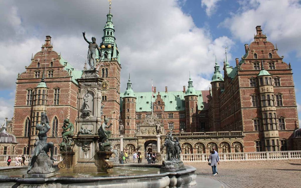 Der Gefion-Brunnen in Kopenhagen mit dramatischer Bronzeskulptur der Göttin Gefion und ziehenden Ochsen, umgeben von fließend