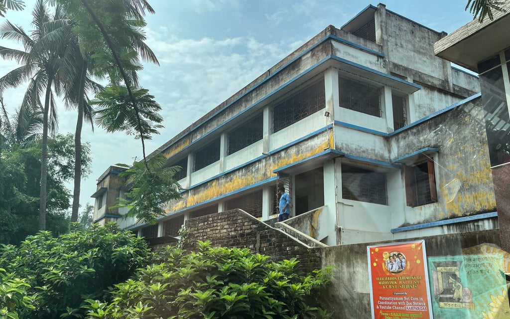 Kalidaha Gohaldaha R.M. High. and trees.