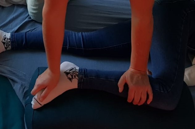 Shiatsu pression en paume sur les membres inférieur pour améliorer la circulation sanguine