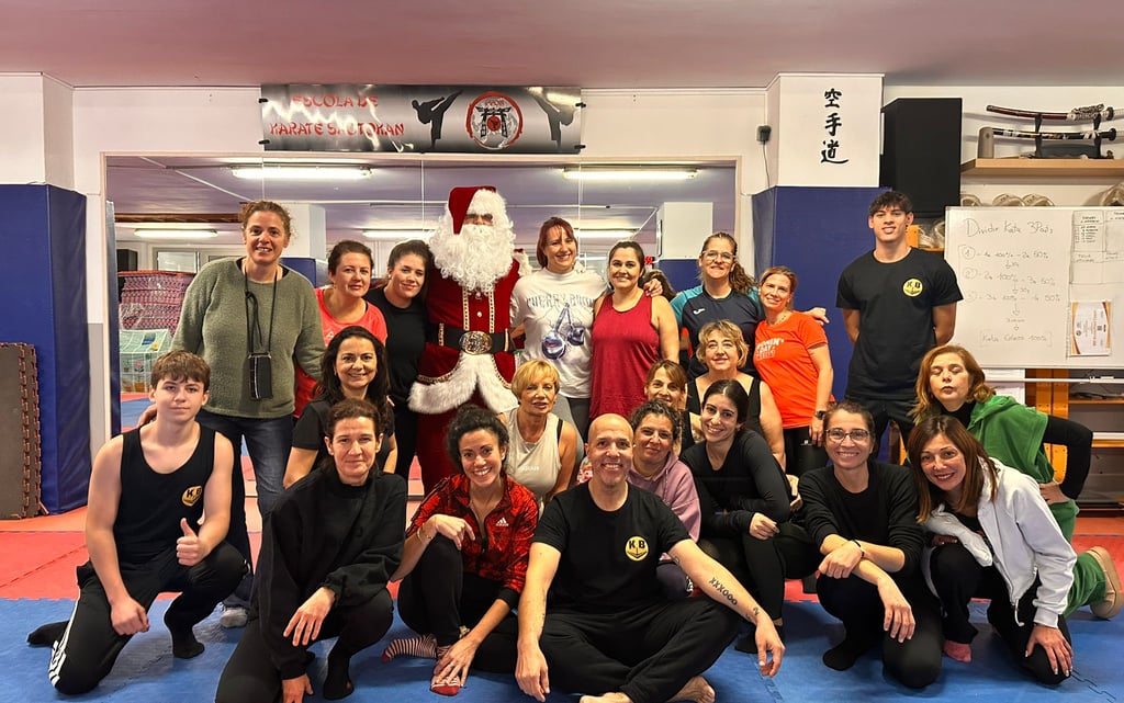 Grupo final de participantes de la actividad de defensa personal