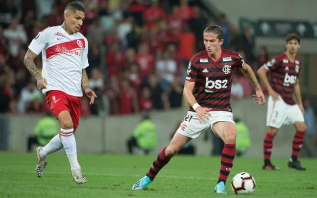 Filipe Luís, hoje técnico, em ação dentro de campo no último jogo contra o Inter pela Libertadores.