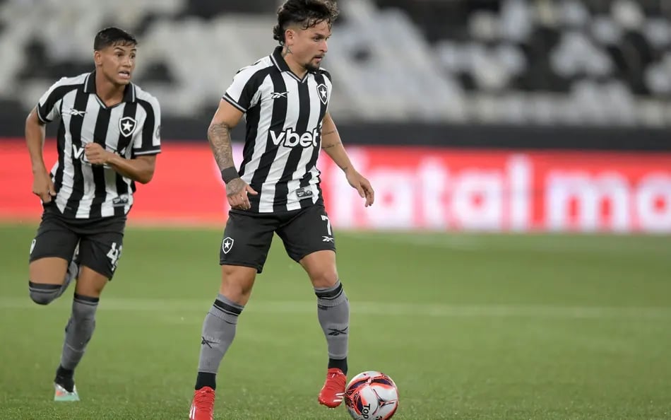 Artur jogador do botafogo conduzindo a bola