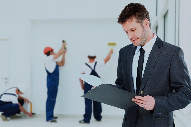 huissier réalisant un constat travaux