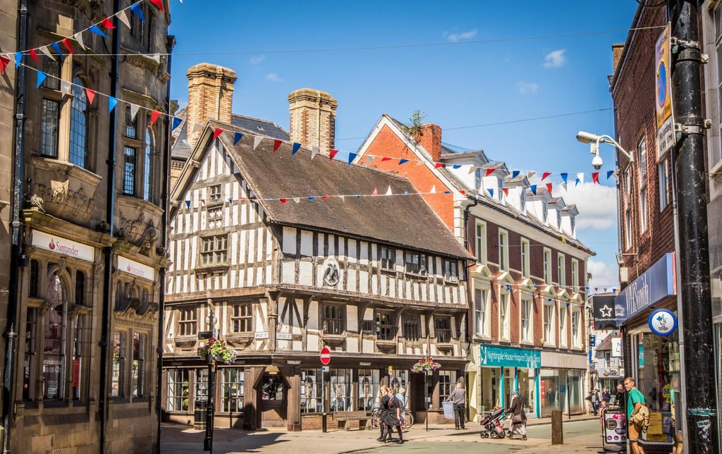 Blick auf die Stadt Oswestry in England – historische Gebäude, enge Straßen und grünes Umland nahe der walisischen Grenze