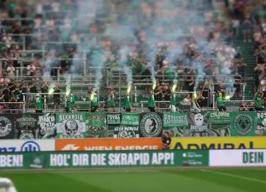 Anhänger des Paksi FC unterstützen ihre Mannschaft im Fehérvári úti Stadion in Paks.