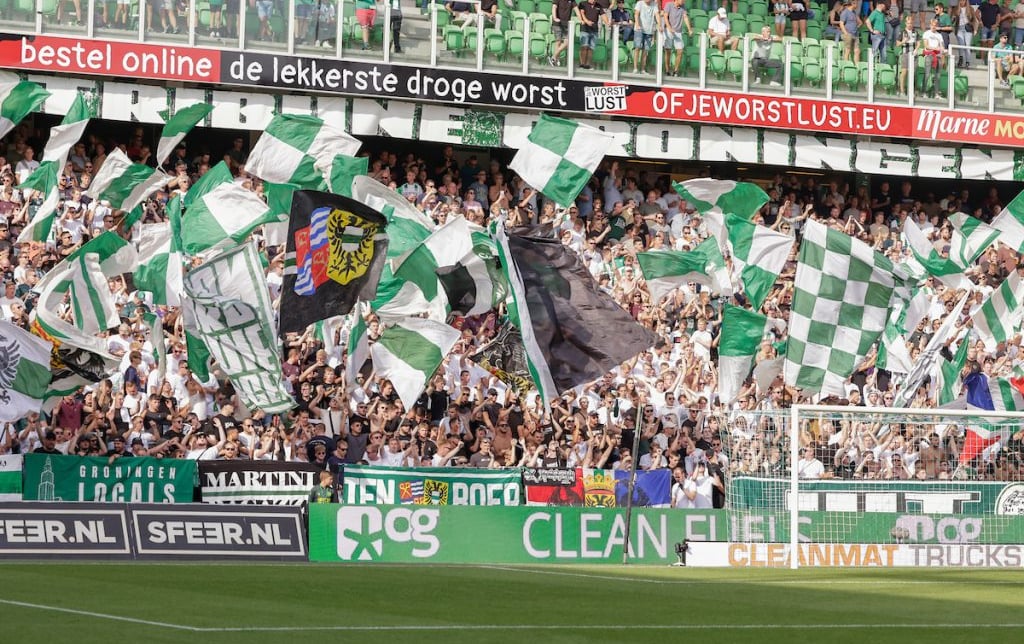 FC Groningen-Fan feuert sein Team beim Derby van het Noorden gegen SC Heerenveen an – Nordderby voller Leidenschaft und Stolz