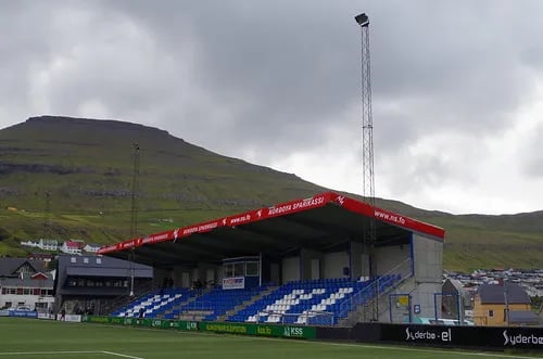 Við Djúpumýrar Stadion in Klaksvík – Fußballstadion von KÍ Klaksvík zwischen Bergen und Nordatlantik auf den Färöer-Inseln