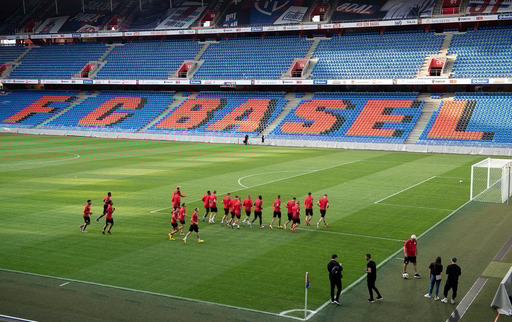 Innenansicht des St. Jakob-Park mit jubelnden FC Basel Fans während eines Spiels