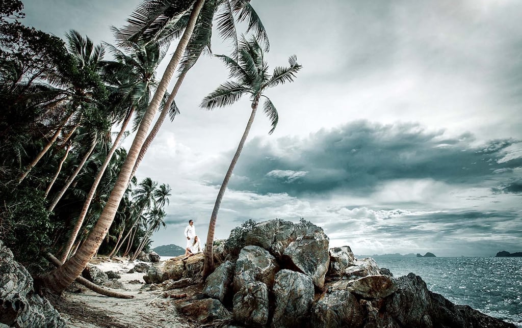 Пара на скалах в сезон дождей на острове Фукуок