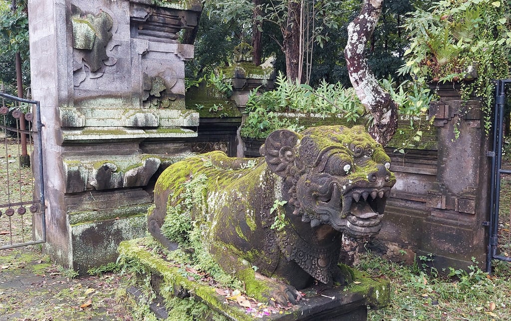 Entrada a Templo balines cerca de Babakan