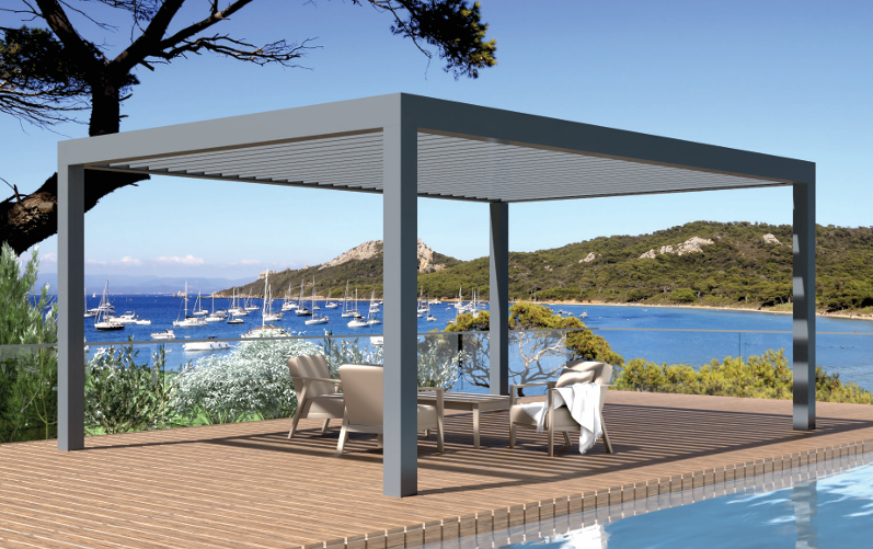 moderna pergola okruzena morem