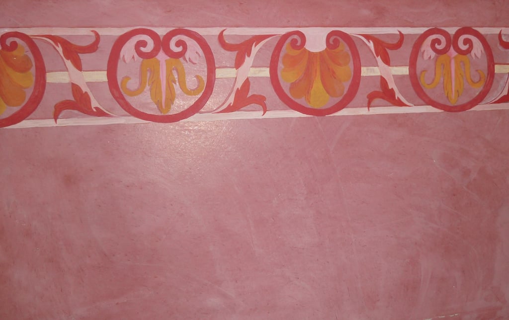 Frise en peinture à l'oeuf, réalisée sur un stuc teinte rouge