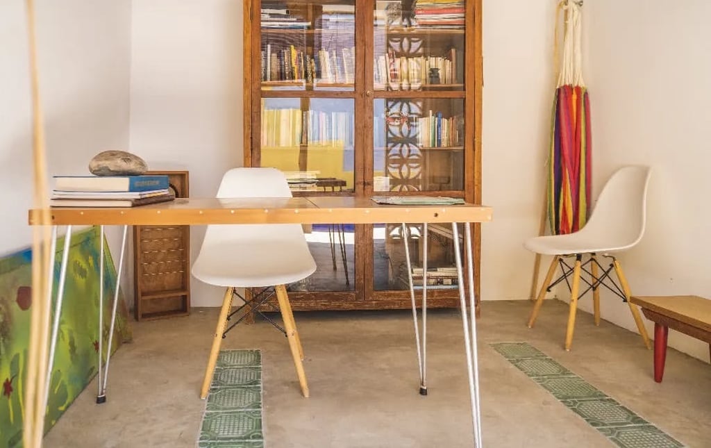 casabela area de trabajo, escritorio, silla comoda blanca, un librero antiguo