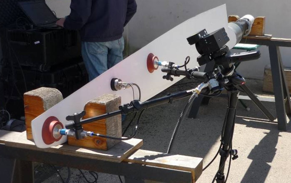 Piezo shaker on a boat rudder for laser shearography