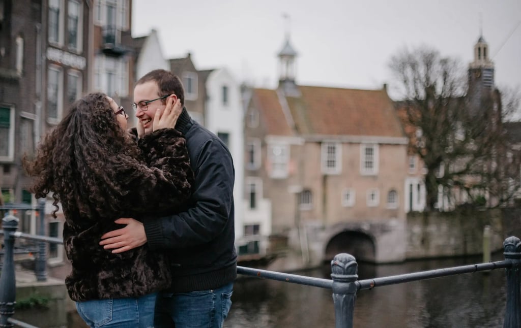Verliefd stel in historisch Delfshaven, Rotterdam - Romantische fotoreportage