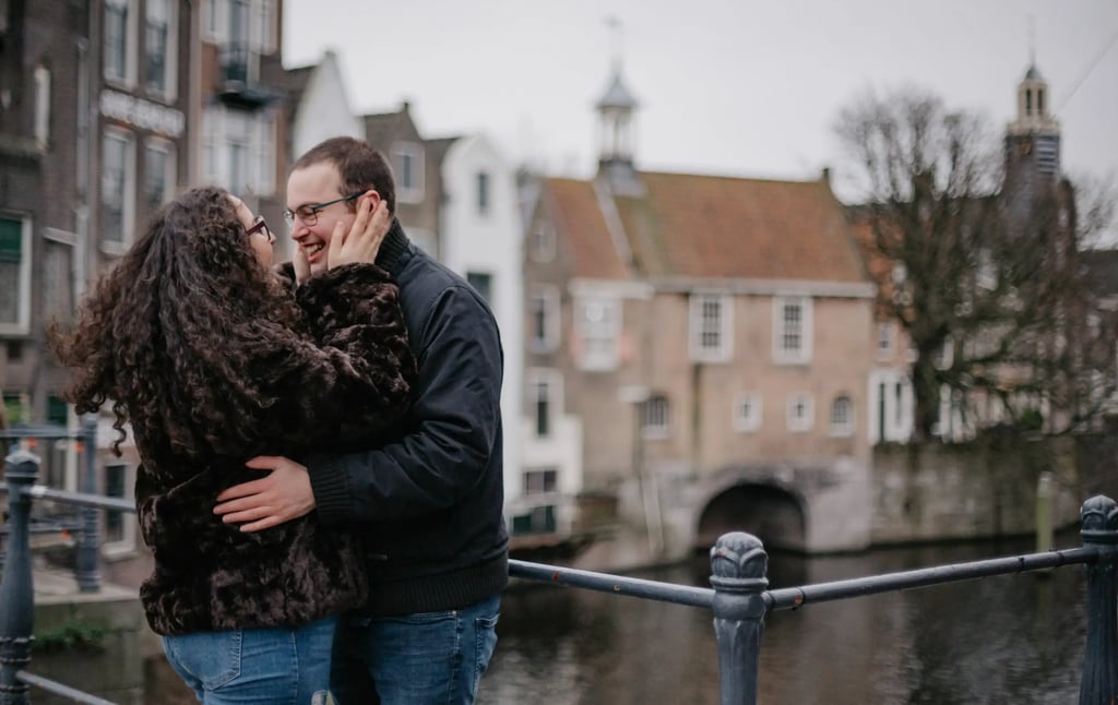 Verliefd stel in historisch Delfshaven, Rotterdam - Romantische fotoreportage