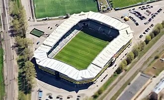 Blick ins A. Le Coq Arena Stadion in Tallinn mit grüner Rasenfläche, Tribünen