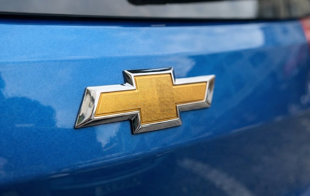 logo Chevrolet traseira Tracker 2020 azul metálico close porta malas