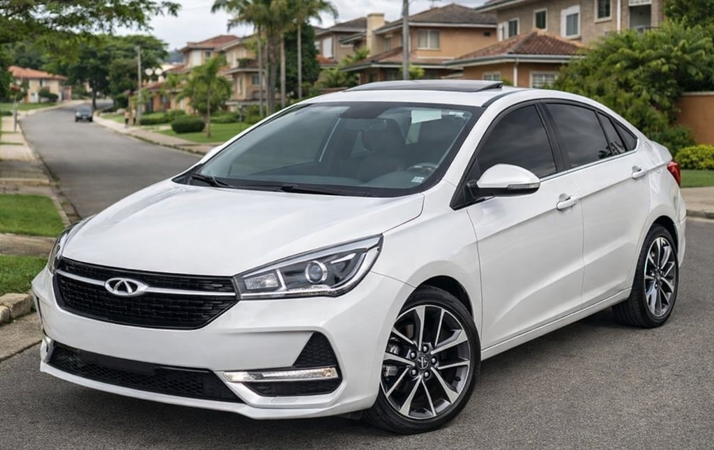 Sedã turbo 2021 da CAOA Arrizo 5 com câmbio CVT de 9 marchas por menos de 70 mil em bairro residenci