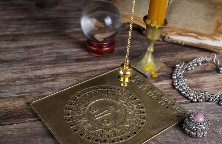 Un pendule témoin est un type de pendule qui possède une ouverture et comprend un petit espace.