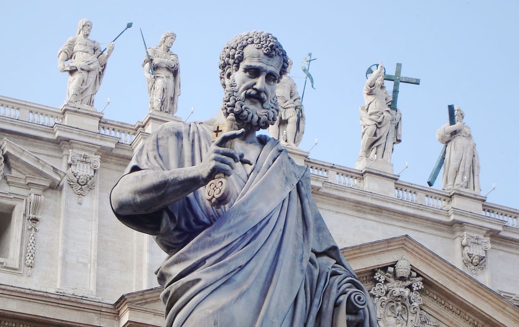 A Igreja existe sob o fundamento dos Apóstolos. Imagens da Basílica de São Pedro. 