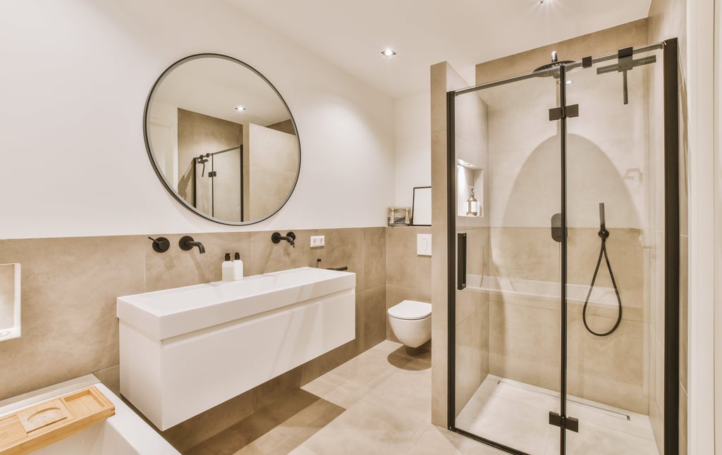 salle de bain avec cabine de douche sol clair double vasque miroir rond ton beige