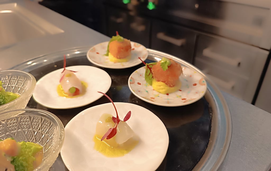 Antipasti giapponesi in preparazione nella cucina del ristorante Nobuya Milano