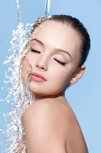 visage femme avec de l'eau
