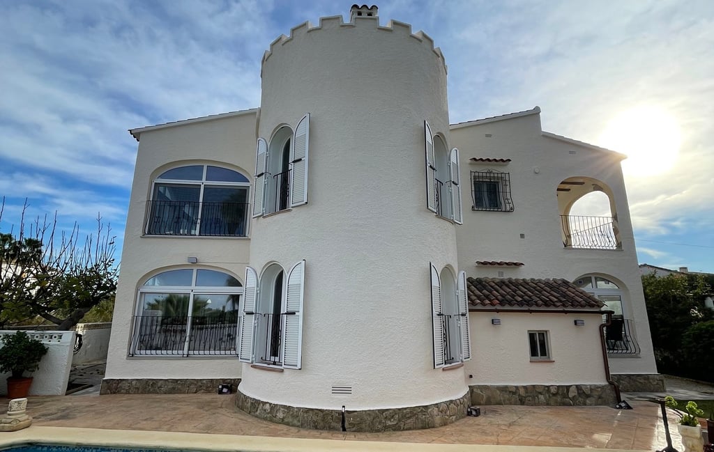 Rehabilitación de fachada con pintura de alta calidad en Denia y alrededores