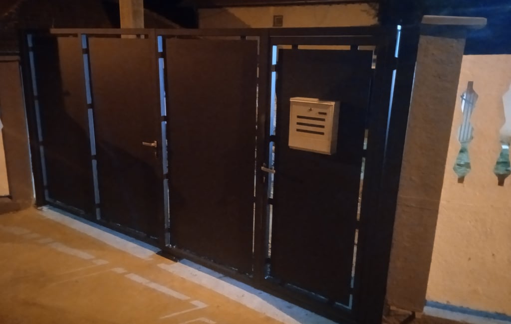 `Dvokrilna kapija po meri Kragujevac – moderni dizajn i dugotrajnost` `Metalna dvokrilna kapija Kragujevac – izrada montaza