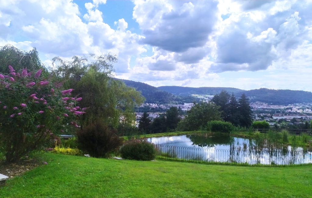 Etang avec vue sur la vallée