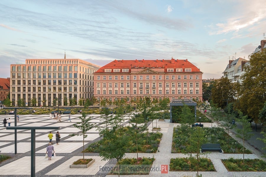 Architektoniczna fotografia Placu Nowy Targ we Wrocławiu o zachodzie słońca, ukazująca harmonijne po