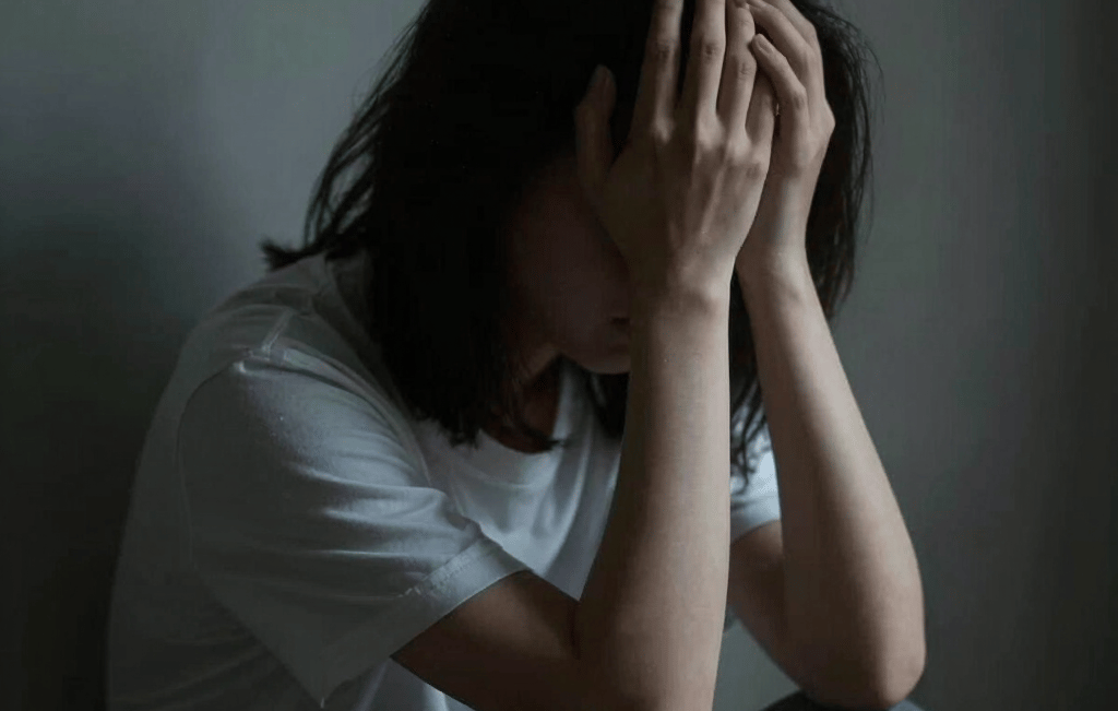 pessoa se sentindo adoecida emocionalmente pela socidedade
