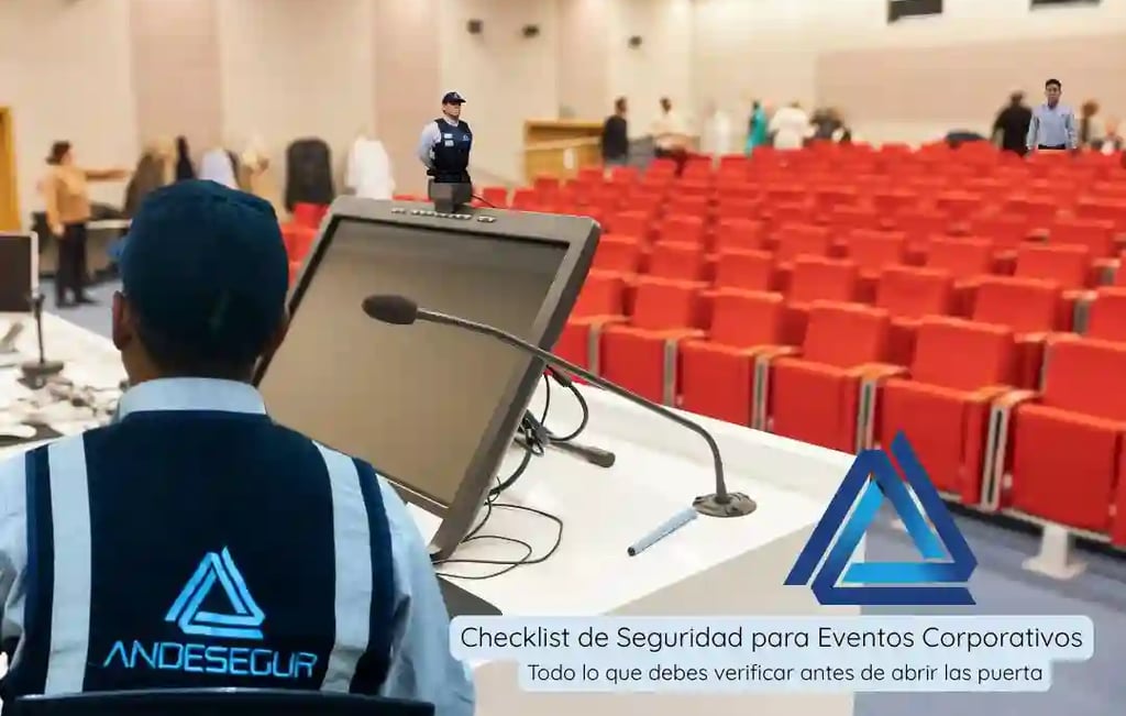 Supervisor de Andesegur revisando un checklist de seguridad antes de un evento corporativo en Lima m