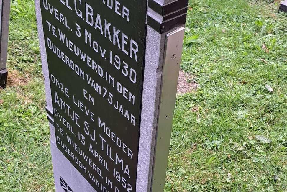 Restauratie van een grafzerk in Wieuwerd