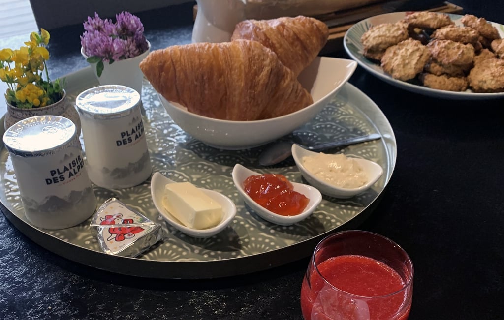 petit déjeuner dans la chambre studio des Gardannes en Haute-Savoie