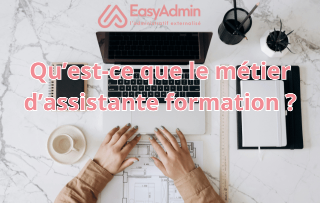 photo d'une femme qui a ses mains posées sur son ordinateur portable