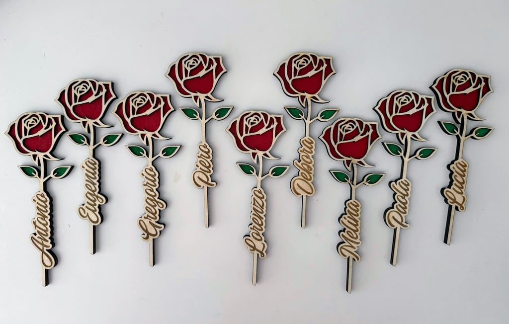 Rose in legno, taglio e incisione personalizzata