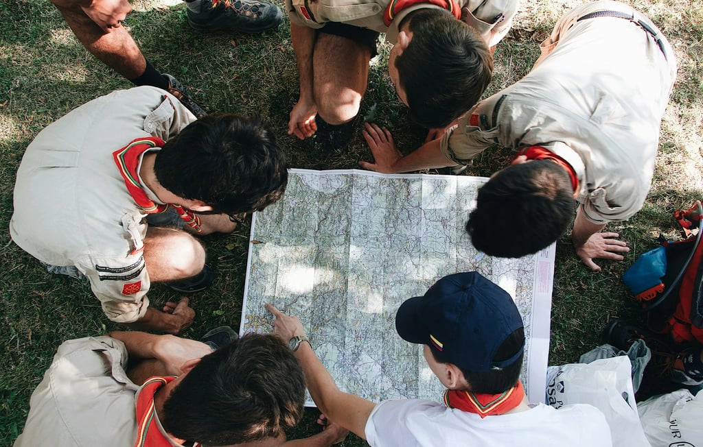scouts de Toulouse regardant une carte et se débrouillant grâce à la pédagogie scoute
