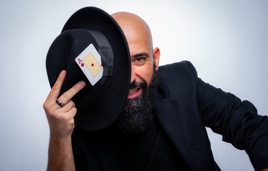 Foto de estudio chico con sombrero negro y carta de pocker