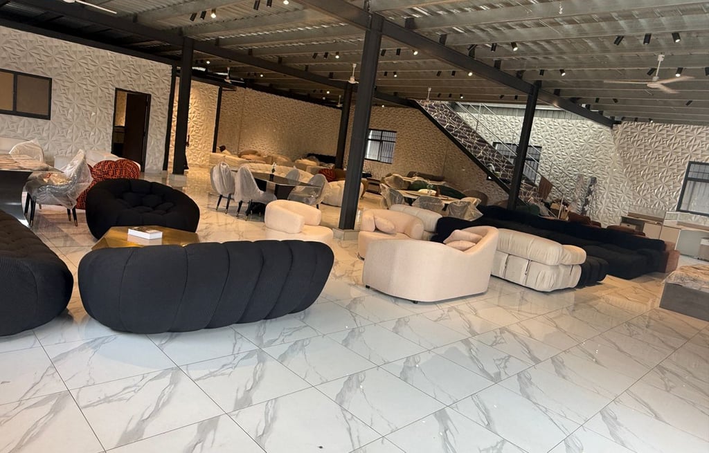 Intérieur du showroom N'Gadi Luxury Home à Abidjan montrant une large gamme de canapés et fauteuils