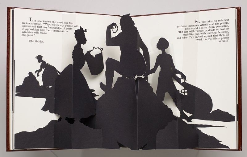 americana Kara Walker, que corta silhuetas à mão para criar livros que confrontam o racismo