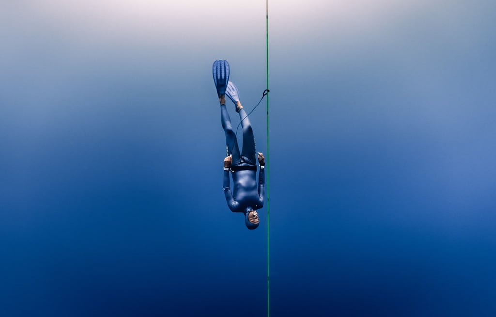 professional freediver descent underwater competition photo by Laura Mommicchi