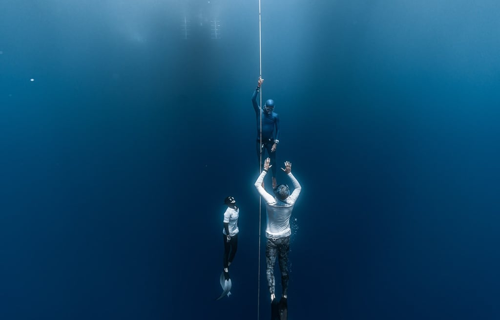 apnea athlete live underwater photography open water by Laura Mommicchi