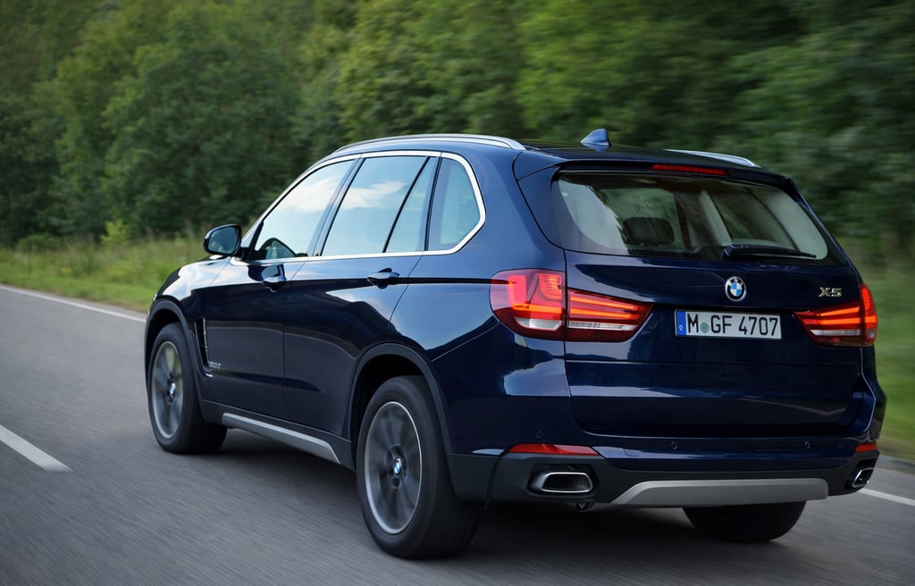 carro grande e barato SUV azul escuro moderno em estrada