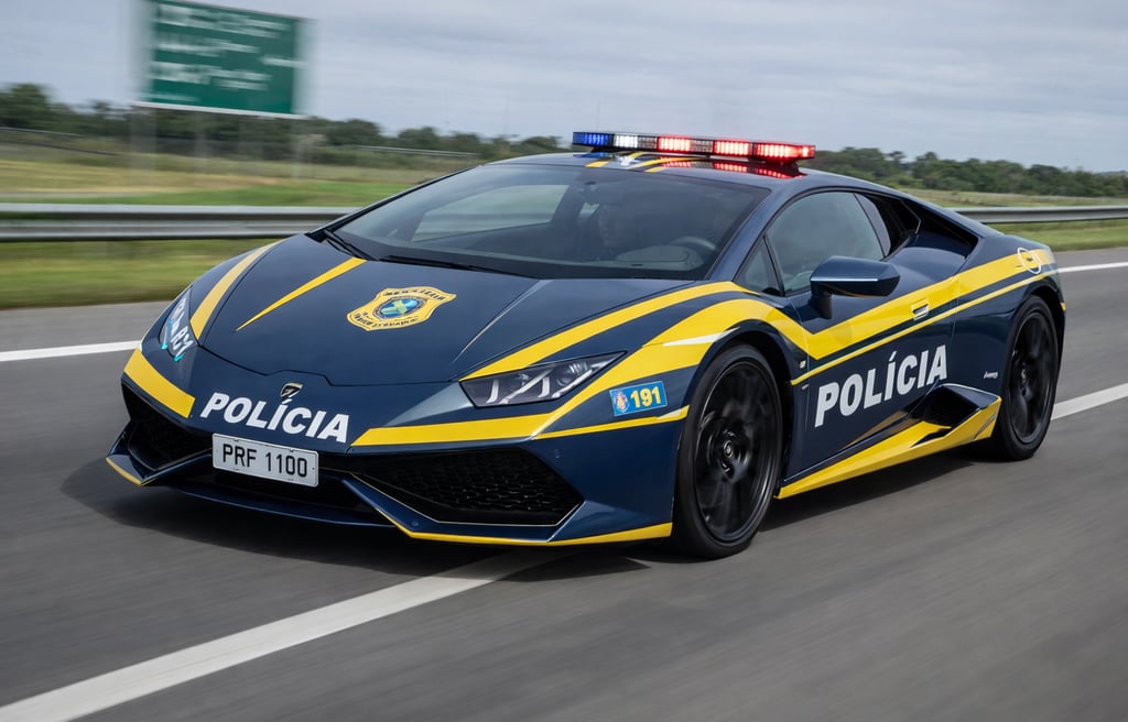 carro de polícia esportivo no Brasil com design de supercarro chamando atenção em rodovia