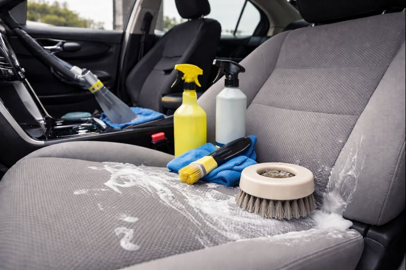 materiais de limpeza interna nos bancos do veiculo